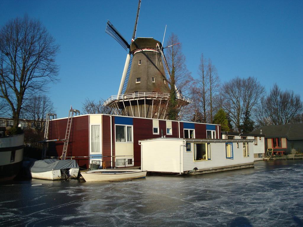 Houseboat Under The Mill Hotell Amsterdam Exteriör bild